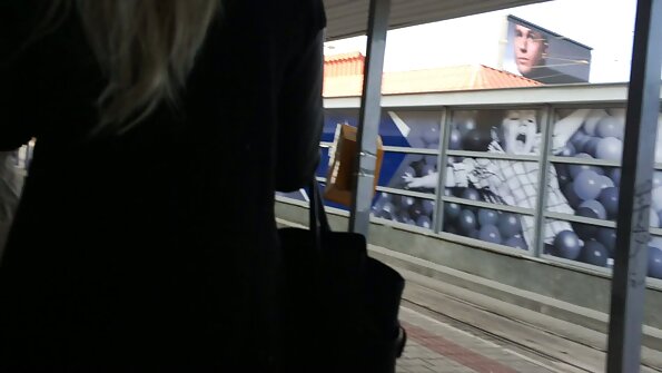 MILF جذاب جنسی ، آلت تناسلی جوان را در توپ های بیدمشک عمیق سکس با مادرزن می گیرد